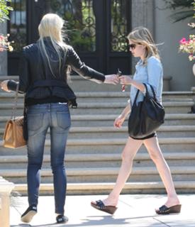 Emma Roberts feet photo thumbnail