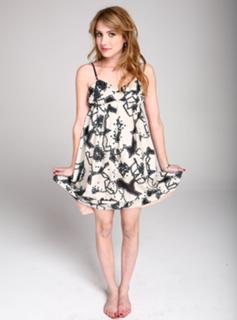 Emma Roberts feet photo thumbnail