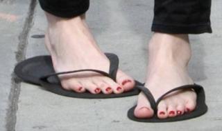 Emma Roberts feet photo thumbnail