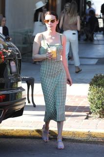 Emma Roberts feet photo thumbnail