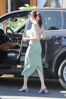 Emma Roberts feet photo thumbnail