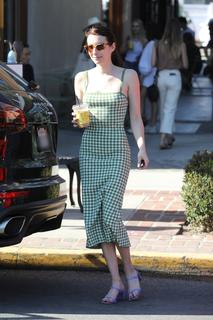 Emma Roberts feet photo thumbnail
