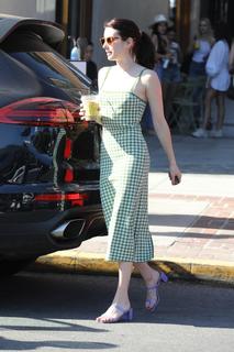 Emma Roberts feet photo thumbnail