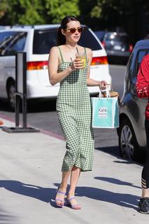Emma Roberts feet photo thumbnail