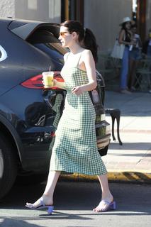 Emma Roberts feet photo thumbnail