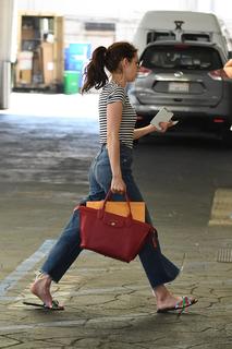 Emma Roberts feet photo thumbnail