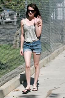 Emma Roberts feet photo thumbnail