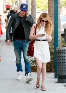 Emma Roberts feet photo thumbnail