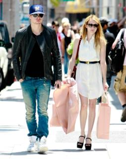 Emma Roberts feet photo thumbnail