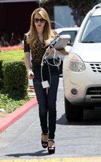 Emma Roberts feet photo thumbnail