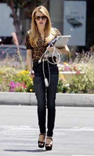 Emma Roberts feet photo thumbnail
