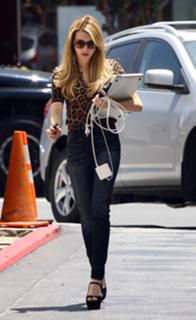 Emma Roberts feet photo thumbnail