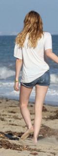 Emma Roberts feet photo thumbnail