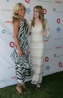 Emma Roberts feet photo thumbnail