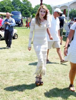 Emma Roberts feet photo thumbnail