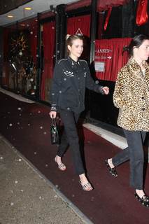Emma Roberts feet photo thumbnail