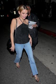 Emma Roberts feet photo thumbnail