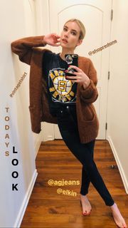 Emma Roberts feet photo thumbnail