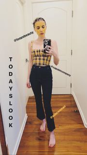 Emma Roberts feet photo thumbnail