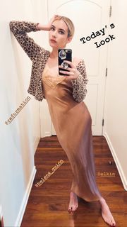 Emma Roberts feet photo thumbnail