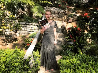 Emma Roberts feet photo thumbnail