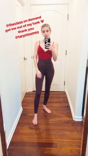 Emma Roberts feet photo thumbnail