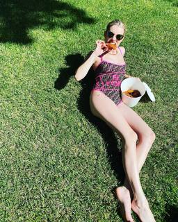 Emma Roberts feet photo thumbnail