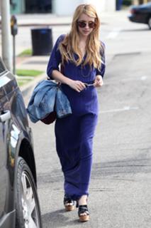 Emma Roberts feet photo thumbnail