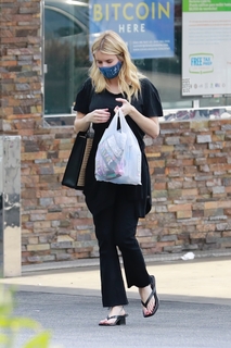 Emma Roberts feet photo thumbnail