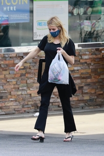Emma Roberts feet photo thumbnail
