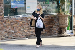 Emma Roberts feet photo thumbnail