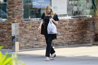Emma Roberts feet photo thumbnail
