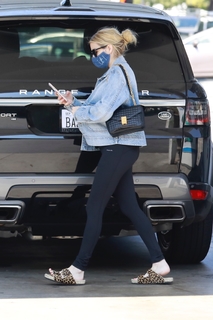 Emma Roberts feet photo thumbnail
