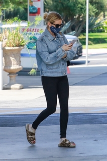 Emma Roberts feet photo thumbnail