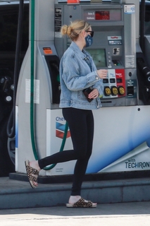 Emma Roberts feet photo thumbnail