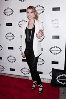 Emma Roberts feet photo thumbnail