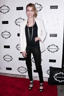 Emma Roberts feet photo thumbnail