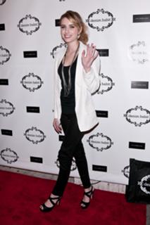 Emma Roberts feet photo thumbnail