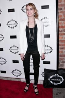 Emma Roberts feet photo thumbnail