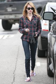 Emma Roberts feet photo thumbnail