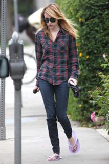 Emma Roberts feet photo thumbnail