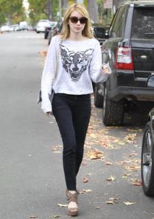 Emma Roberts feet photo thumbnail