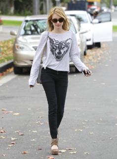 Emma Roberts feet photo thumbnail