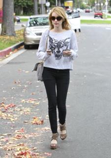 Emma Roberts feet photo thumbnail