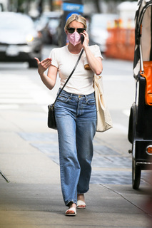 Emma Roberts feet photo thumbnail