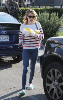Emma Roberts feet photo thumbnail