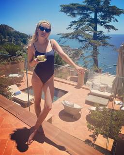 Emma Roberts feet photo thumbnail