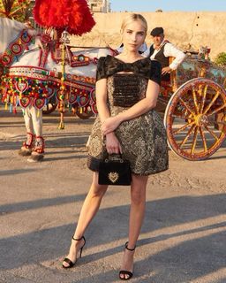 Emma Roberts feet photo thumbnail