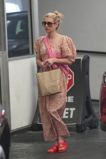 Emma Roberts feet photo thumbnail