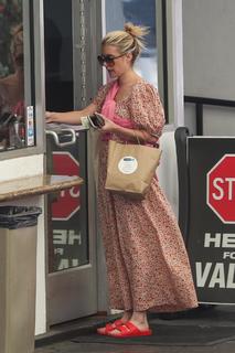 Emma Roberts feet photo thumbnail